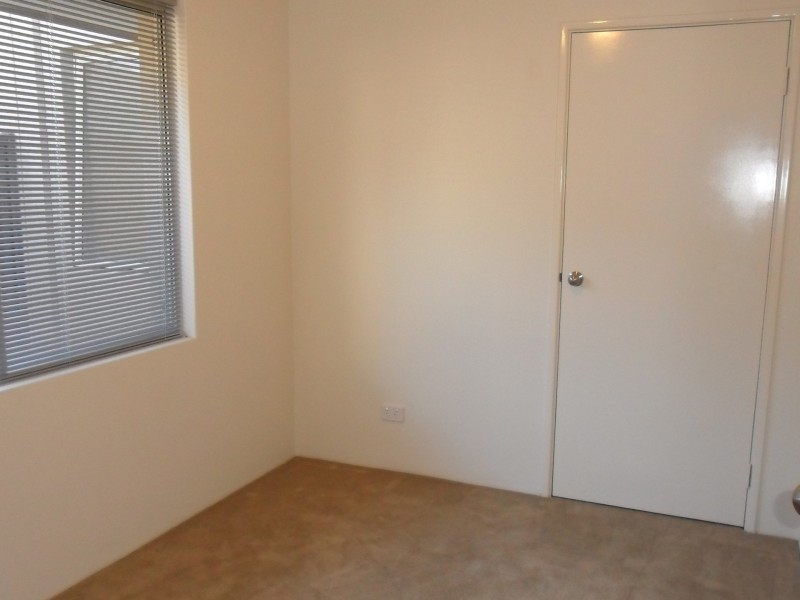 2/5 Cabra Avenue, Seville Grove WA 6112