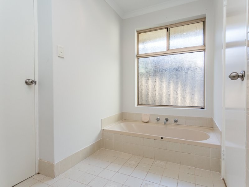 18 Navel Close, Seville Grove WA 6112