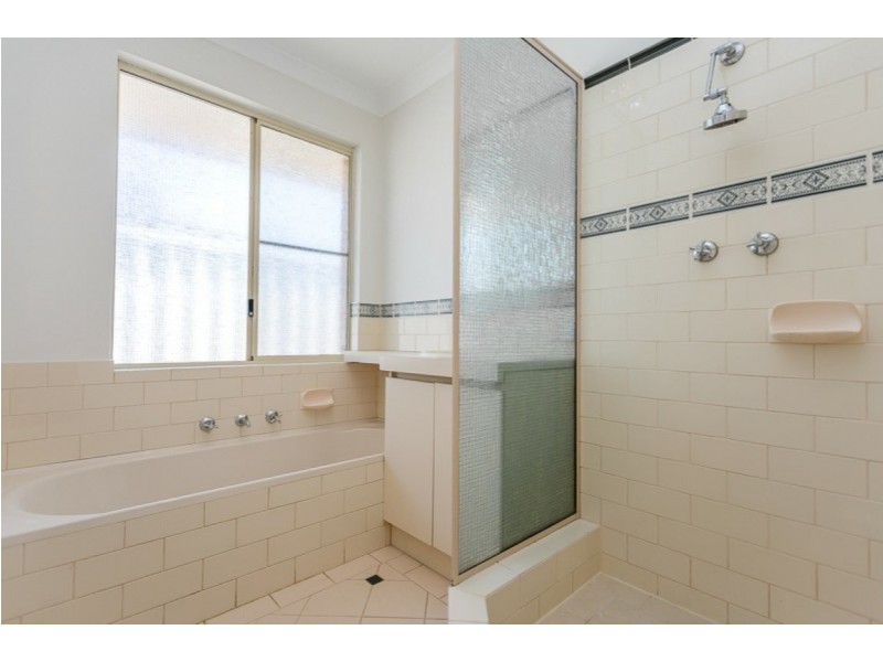 4 Naylor Close, Atwell WA 6164