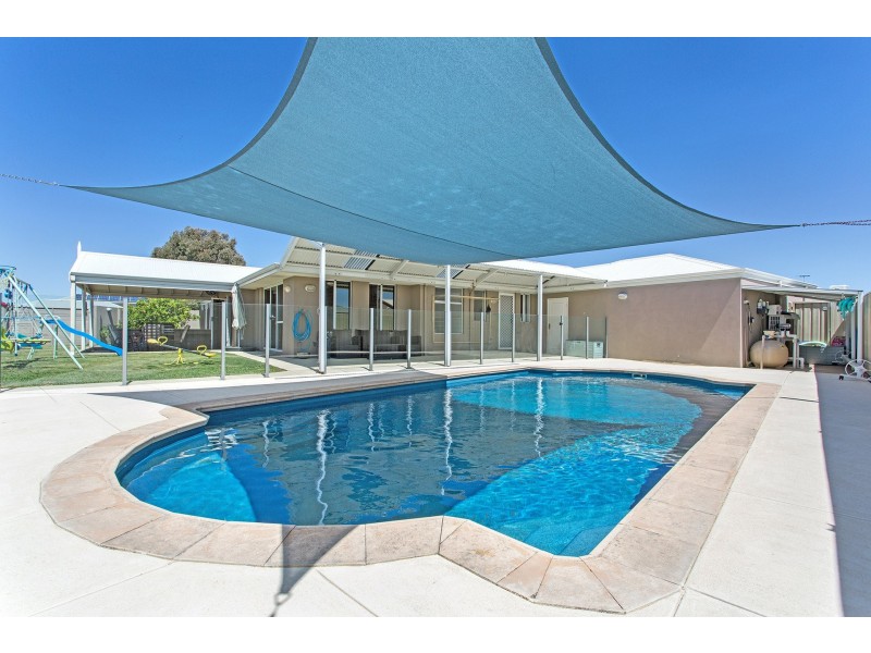 32 Avon Crescent, Atwell WA 6164