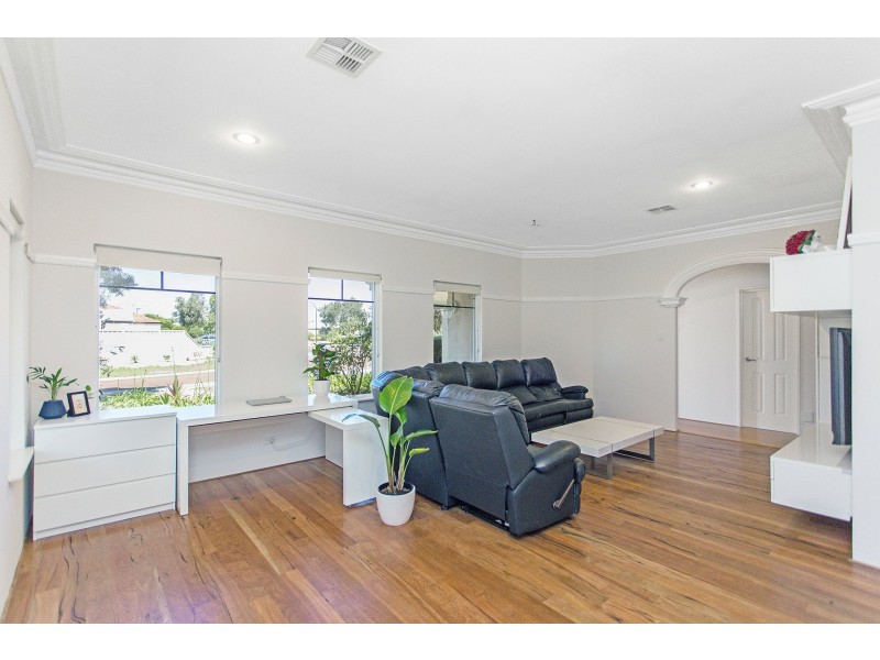 32 Avon Crescent, Atwell WA 6164