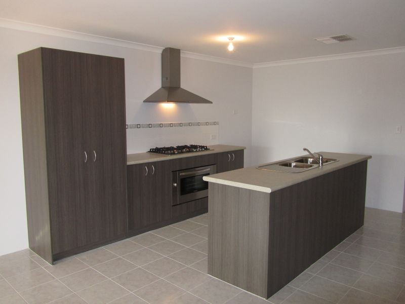 28 Johnsonia Bend, Hammond Park WA 6164