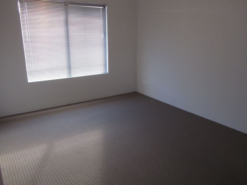 28 Johnsonia Bend, Hammond Park WA 6164