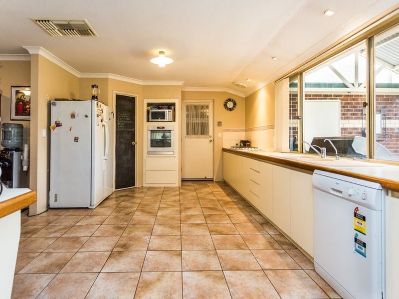 18 Paradise Grove, Atwell WA 6164