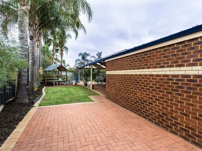 18 Paradise Grove, Atwell WA 6164