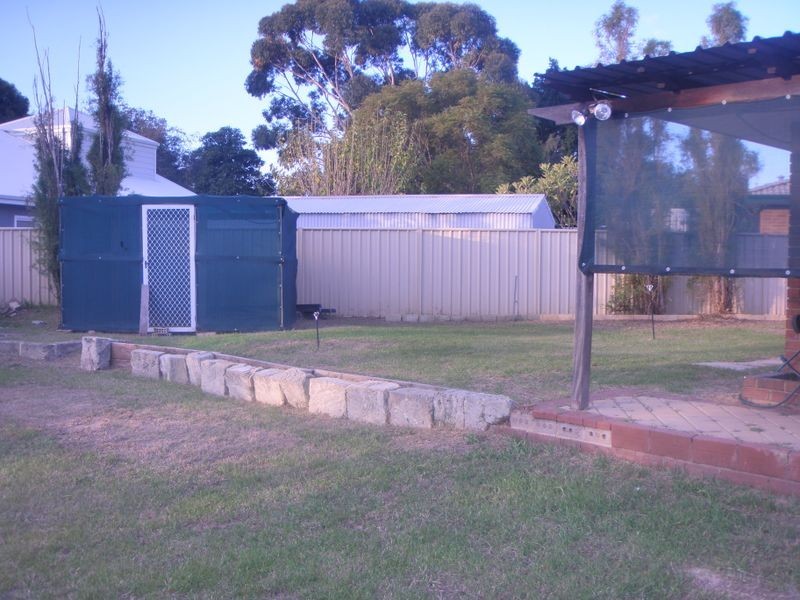 8 Smith Close, Armadale WA 6112