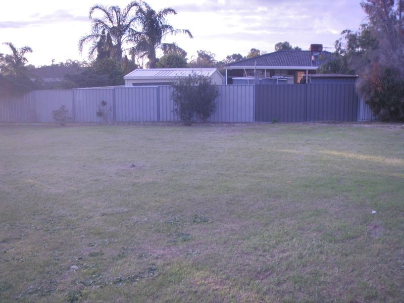 8 Smith Close, Armadale WA 6112