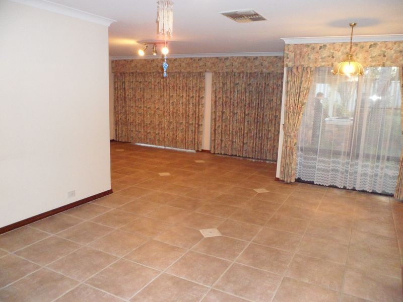 10 Witney Place, Leeming WA 6149