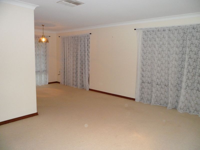 10 Witney Place, Leeming WA 6149