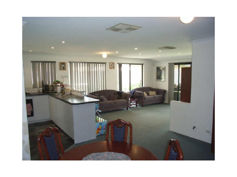 16 Abrolhos Loop, Beckenham WA 6107