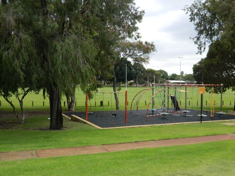 52 Mcglinn Way, Cloverdale WA 6105