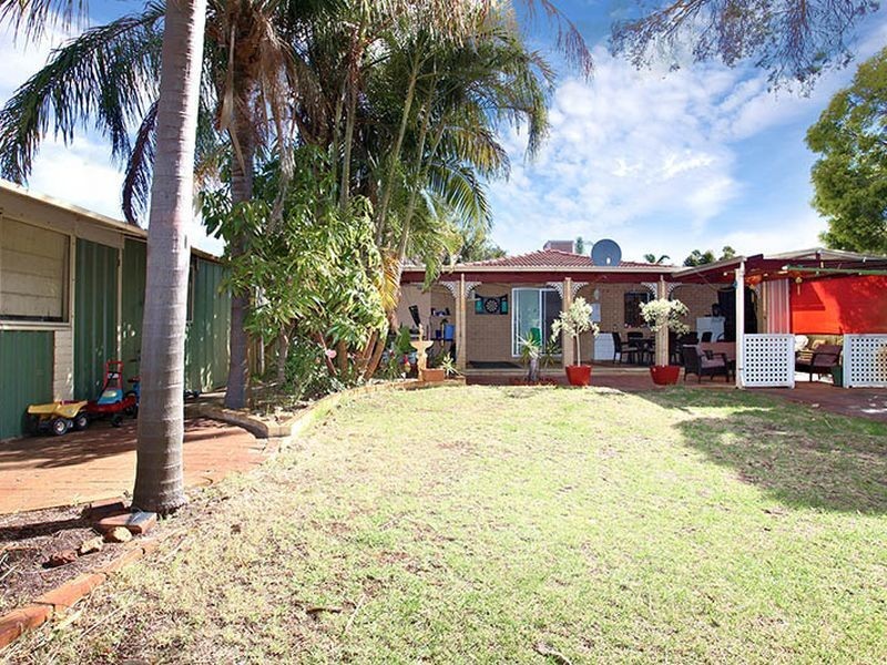 81 Pearl Road, Cloverdale WA 6105