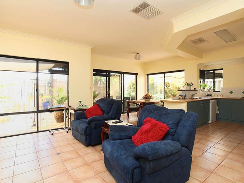 8 Coolbarro Lane, Redcliffe WA 6104