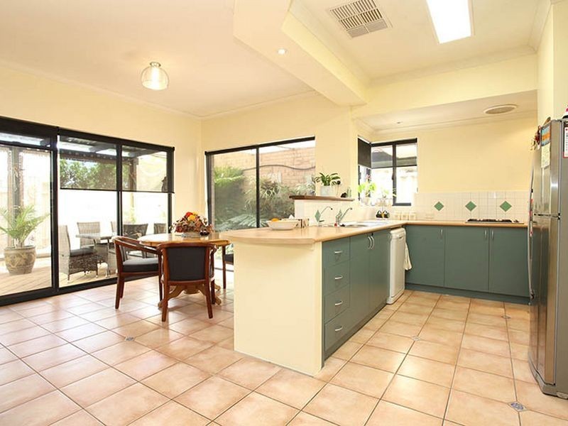 8 Coolbarro Lane, Redcliffe WA 6104