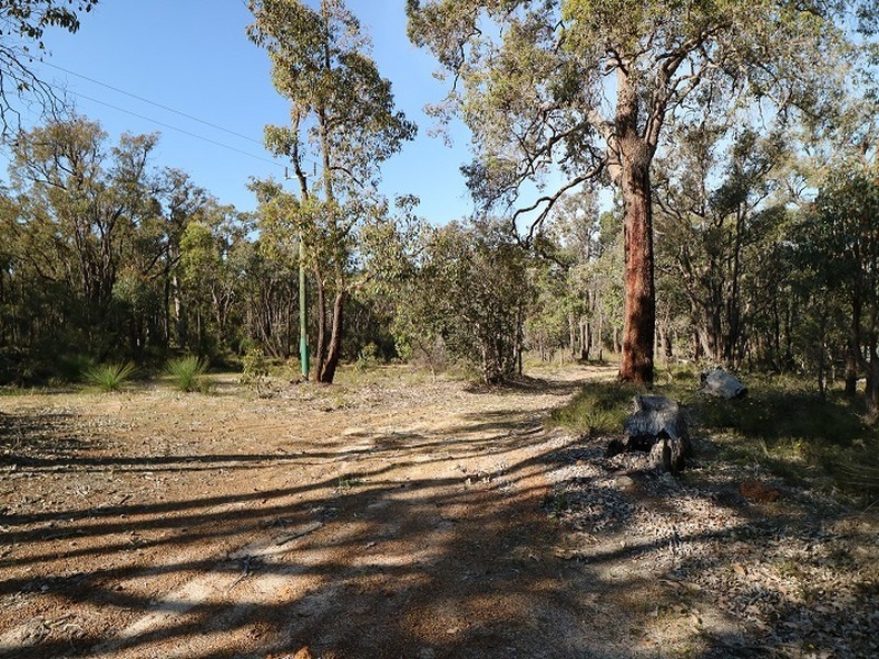 8 Berry Road, Gidgegannup WA 6083