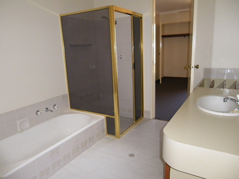 2 4 Chich Place, Cannington WA 6107