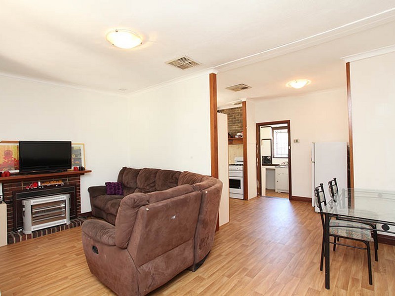 4 Middleton Street, Cloverdale WA 6105