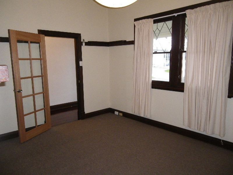 8 Fitzroy Road, Rivervale WA 6103