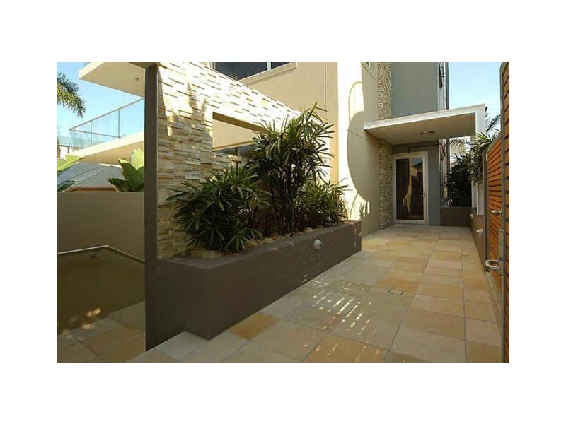 2/18 Hill Street, Rainbow Bay QLD 4225