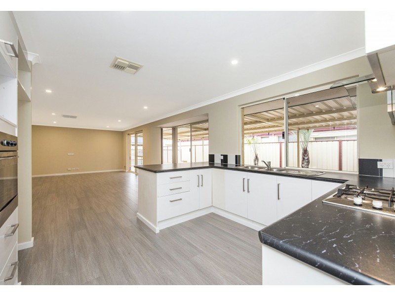 15 Autumn Crescent, Thornlie WA 6108