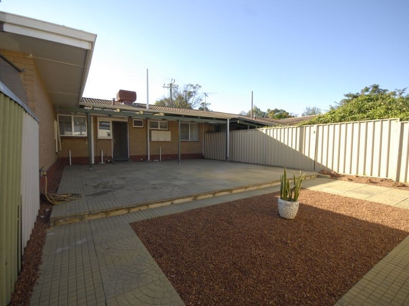 2/1 Manning Av, Gosnells WA 6110