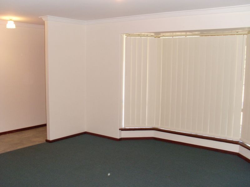 4 Walker Place, Gosnells WA 6110