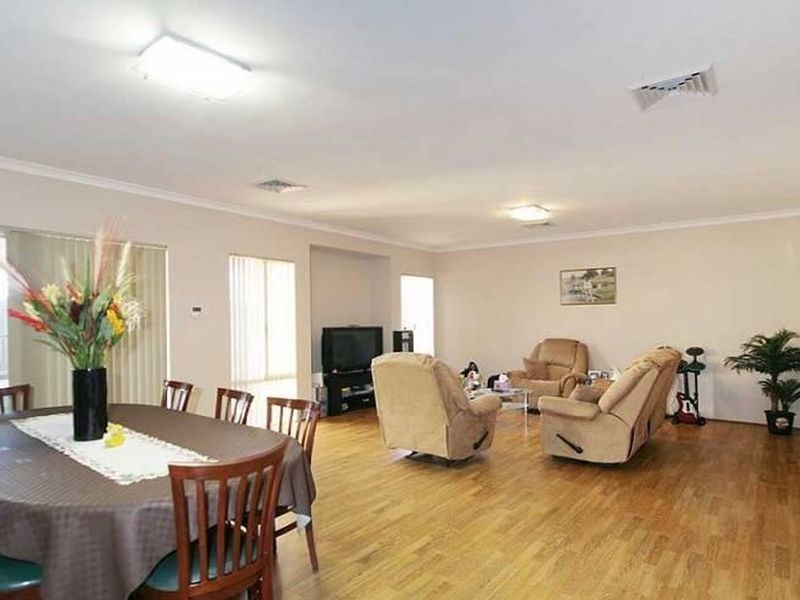 11 Barrington Avenue, Champion Lakes WA 6111