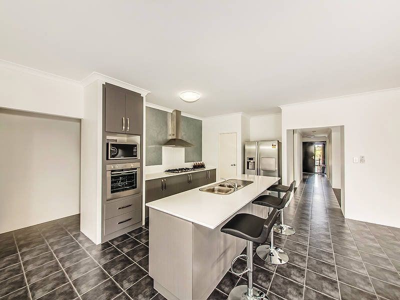 9 Southampton Drive, Piara Waters WA 6112