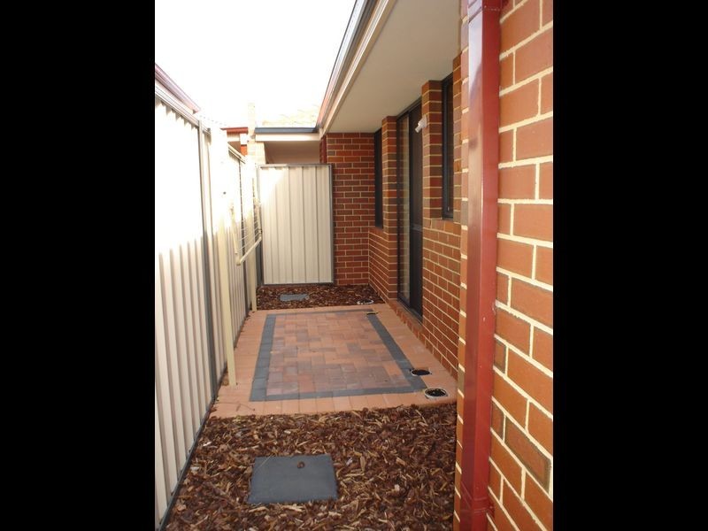 8/59-71 Little John Road Cnr Lowanna w, Armadale WA 6112