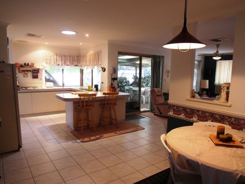 10 Piesse Place, Seville Grove WA 6112