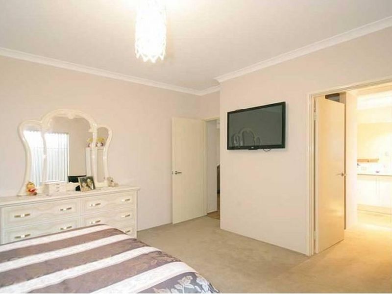 11 Barrington Ave, Champion Lakes WA 6111