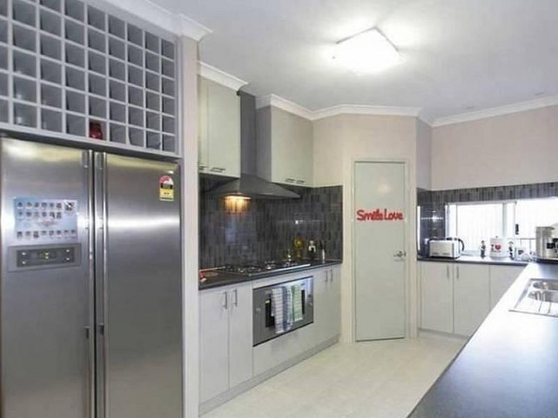 11 Barrington Ave, Champion Lakes WA 6111