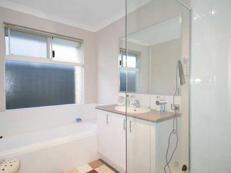 11 Barrington Ave, Champion Lakes WA 6111