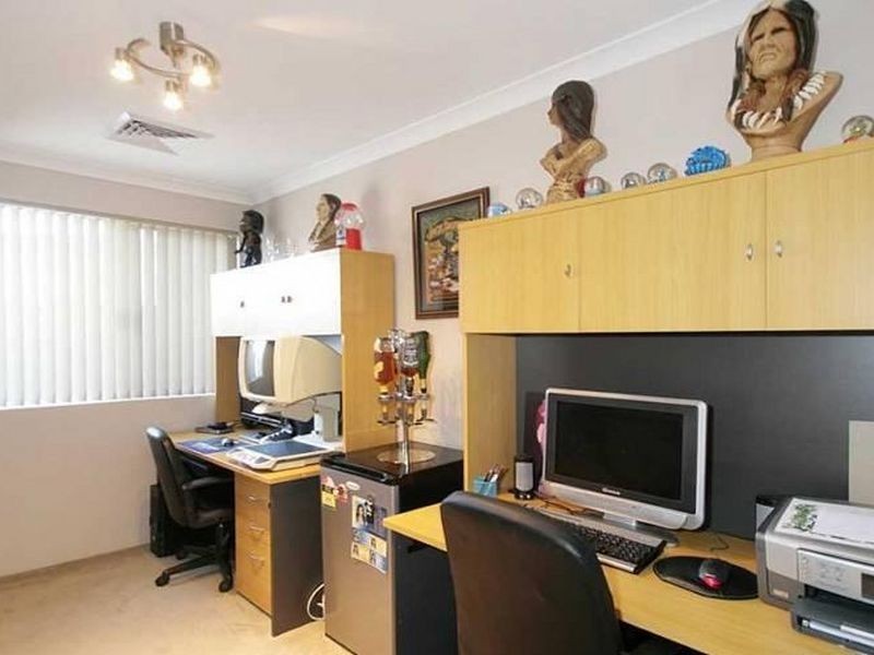 11 Barrington Ave, Champion Lakes WA 6111