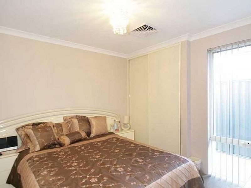 11 Barrington Ave, Champion Lakes WA 6111