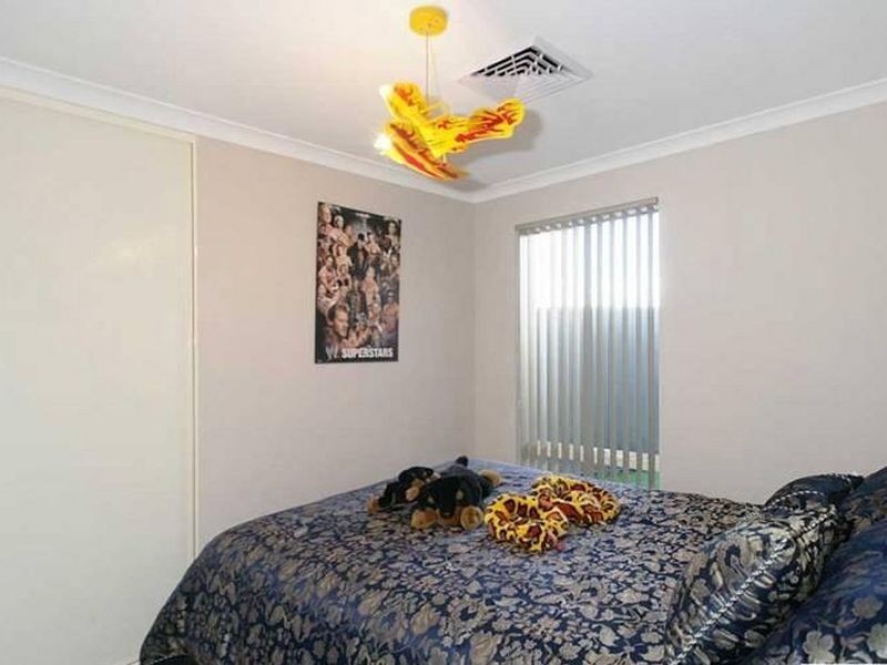 11 Barrington Ave, Champion Lakes WA 6111