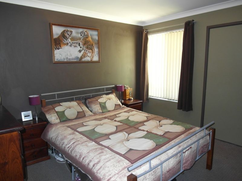 98 Strawbery Drive, Seville Grove WA 6112