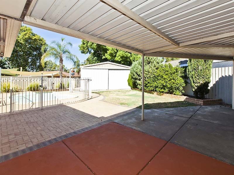 16 Windsor Drive, Gosnells WA 6110