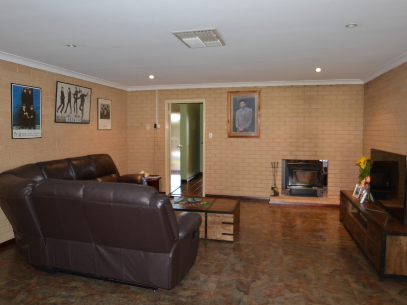 35 Hinge Road, Harvey WA 6220