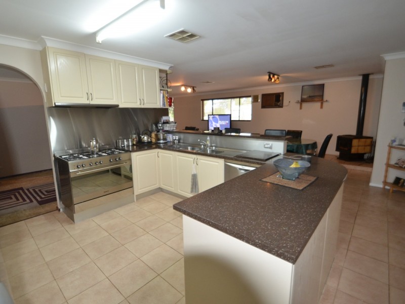 12 Lyons Way, Harvey WA 6220