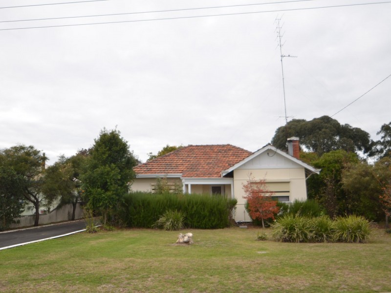 11 Grieves Street, Harvey WA 6220