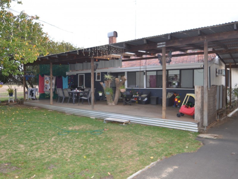 11 Grieves Street, Harvey WA 6220