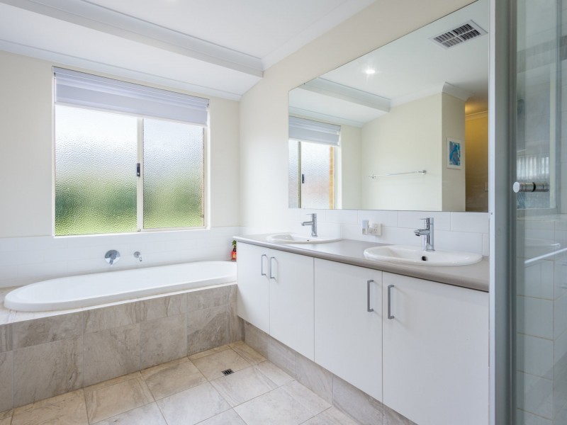 2 Greenfields Road, Harvey WA 6220