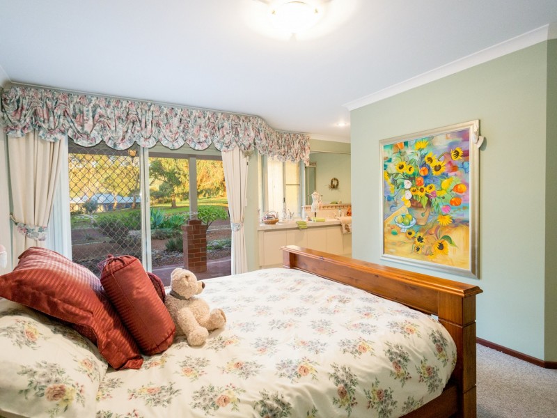 33 Logue Road, Harvey WA 6220