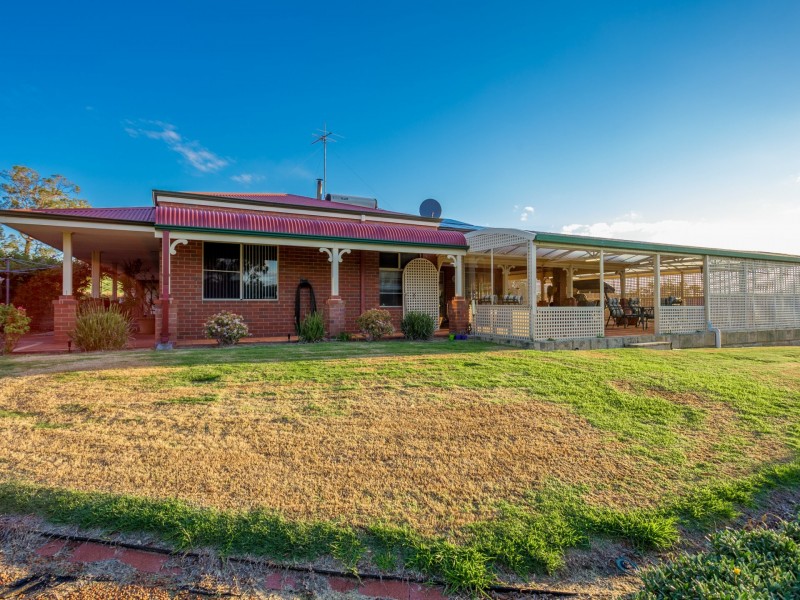 33 Logue Road, Harvey WA 6220