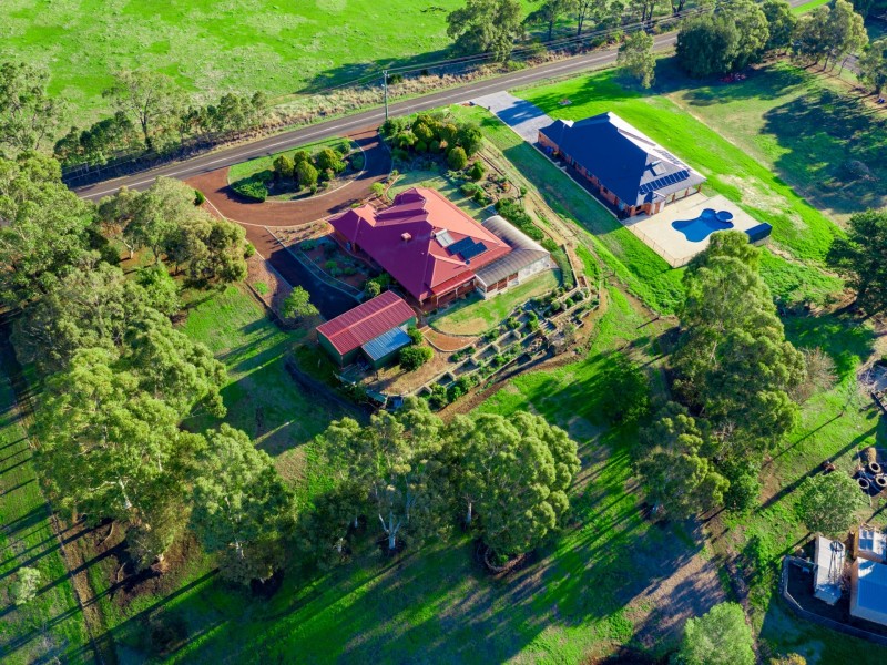 33 Logue Road, Harvey WA 6220