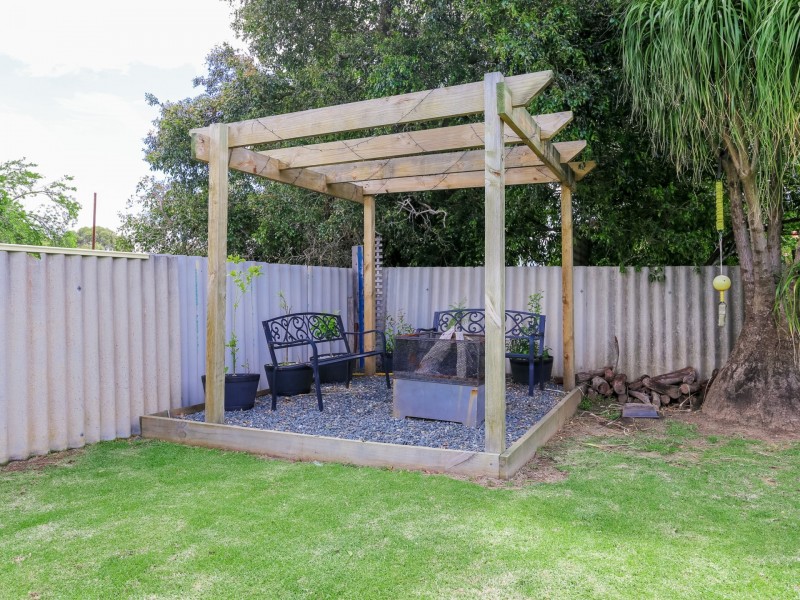 16 Palmer Street, Harvey WA 6220