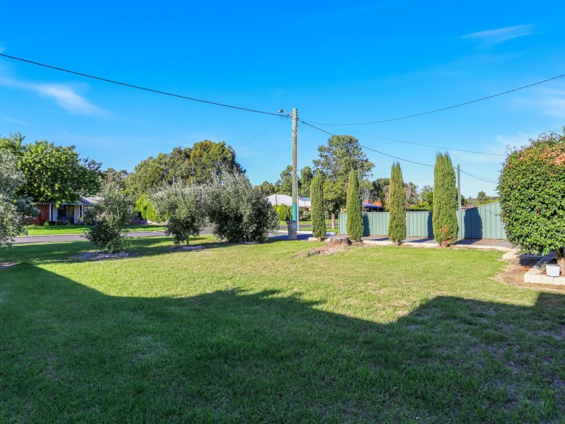 4 Merriedale Crescent, Harvey WA 6220