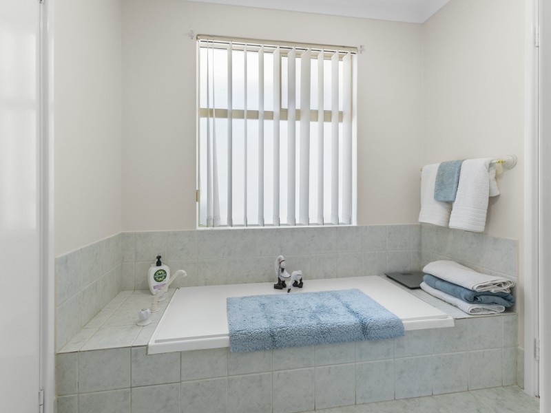 4B Larsen Court, Harvey WA 6220