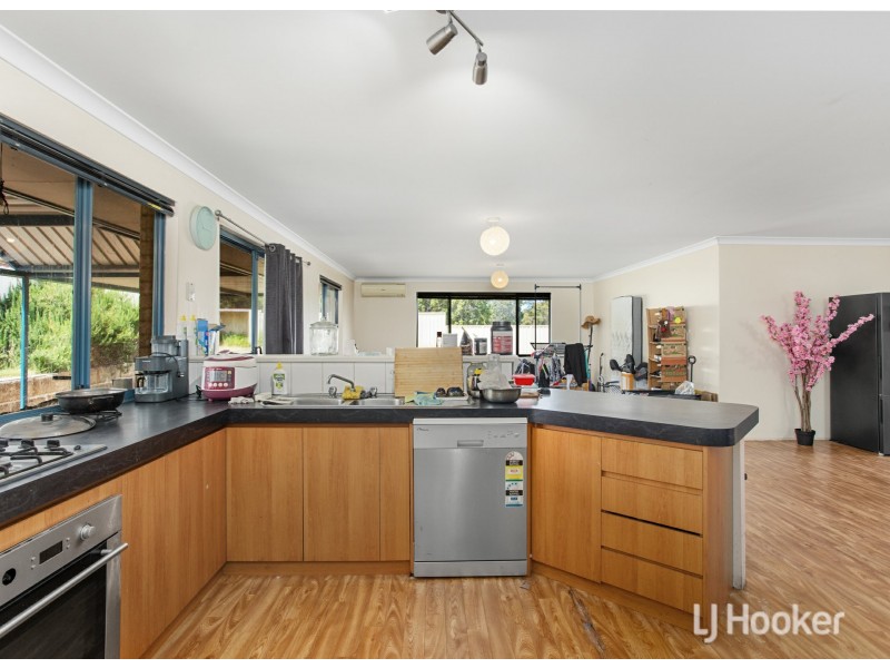 8 Butcherbird Road, Harvey WA 6220